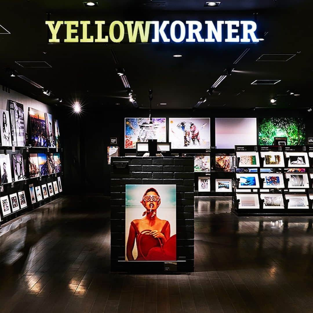 &imaさんのインスタグラム写真 - (&imaInstagram)「〈YELLOWKORNER NEWoMan YOKOHAMA〉オープン！ ⠀ 〈＆ima（アンド イマ）〉で人気のアートフォトブランド〈YwellowKorner（イエローコーナー）〉の直営店が〈NEWoMan横浜〉にオープンしました。⠀  〈YellowKorner〉は毎日の生活にもっと気軽にアートフォトを取り入れてほしい、写真を飾る楽しみを世界に広めたい、そんな願いから2006年にパリで誕生。⠀ 日本では2015年に上陸以来、アンテナショップやポップアップショップを展開し、2018年には初の直営店を〈東京ミッドタウン日比谷〉にオープン。⠀ 〈NEWoMan横浜店〉は2店舗目の直営店となります。 〈＆ima〉では2017年3月より同ブランドの作品を厳選して販売、最近ではお家時間を彩るアイテムとしても人気を博しています。今後は、両店舗で連携したイベントなども企画してまいります。⠀ 横浜にお越しの際には〈YELLOWKORNER NEWoMAN YOKOHAMA〉及び〈＆ima〉にお立ち寄りの上、お気に入りの作品を見つけてください。 ⠀ ⠀ ■SHOP INFO YELLOWKORNER NEWoMAN YOKOHAMA ⠀ オープン：2020年6月24日（水）〜 ⠀ 営業時間：平日 10：00〜21：00／土日祝 10：00〜20：30 ⠀ TEL :045-534-5255 ⠀ アクセス：神奈川県横浜市西区南幸1-1-1　ニュウマン横浜 7F JR横浜駅 中央北改札または中央南改札からすぐ（東急東横線、相鉄線、横浜市営地下鉄、みなとみらい線、京急線「横浜駅」からもお越しいただけます）⠀ ⠀  ＊新型コロナウイルスの感染拡大防止のため営業時間の変更がございます。 ⠀ 最新情報については、NEWoMan 横浜のHPをご確認ください。⠀  ⠀ ＆ima-写真を愉しむ家- ⠀ 営業時間：11:00-19:00（＆ima KITCHENラストオーダー 18:30） ⠀ TEL :045-227-4081 ⠀ アクセス：神奈川県横浜市中区山下町36-1 バーニーズ  ニューヨーク横浜店7F みなとみらい線 元町・中華街駅4番出口より徒歩2分／JR根岸線石川町駅南口より徒歩15分⠀  ⠀ #andima #YELLOWKORNER #アートフォト #アンドイマ #イエローコーナー #アート #アートのある暮らし #元町中華街 #バーニーズニューヨーク横浜店 #NEWoMAN」7月17日 15時03分 - and_ima