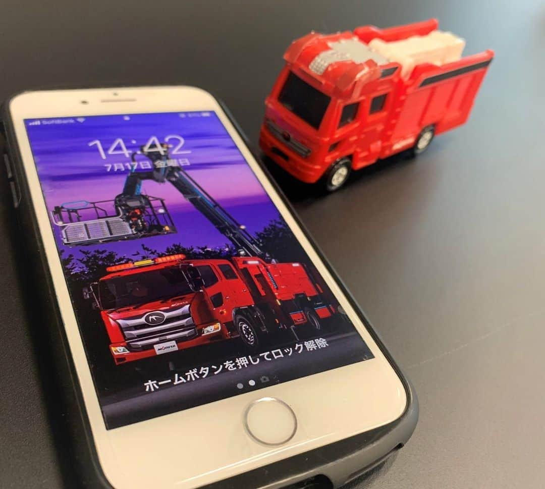 モリタさんのインスタグラム写真 - (モリタInstagram)「You can now download Morita's fire trucks wall papers! Please visit our webpage from profile! 新しく「壁紙ダウンロード」ページを公開しました。 「モリタ消防車カレンダー2020」に掲載のはしご車、MVF等の画像をダウンロードできます。  スマホやPCの壁紙、ご家族・ご友人とのビデオ通話の背景としてお楽しみください🚒 詳しくはプロフィールのURLからどうぞ  #人と地球のいのちを守る  #消防車 #壁紙 #モリタ #カレンダー #morita #wallpaper #firetrucks #firefightingtruck #aerials #firefighingvehicles #fireengines #wallpapers #japan #feuerwehrauto#feuerwehrmann#camiondeipompieri#Camiondepompier#消防车#rettung  #trukpemadamkebakaran#mvf」7月17日 15時15分 - moritagroup