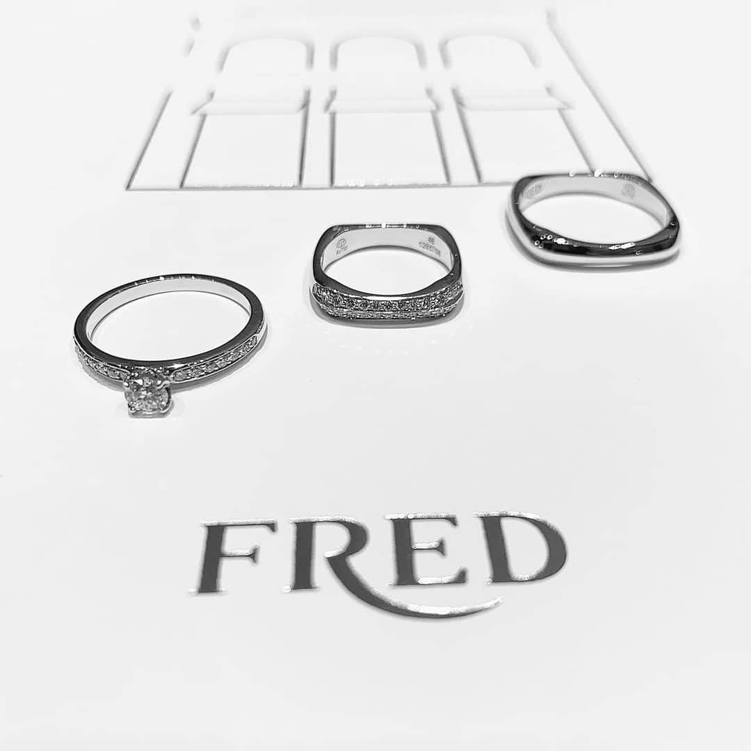 のインスタグラム：「.﻿ 【FRED】﻿ クー ドゥ フードゥル﻿ フランス語で”ひとめぼれ”という意味。﻿ スクエアフォルムがモダンに指元を演出します。﻿ ﻿ 素材:18KWG﻿ 左:¥362,000+tax﻿ 中:¥321,000+tax﻿ 右:¥122,000+tax﻿ ﻿  是非一度店頭にてフレッドのブライダルリングをご覧ください💍﻿ ﻿ 商品の詳細につきましてはお電話・DM等でも随時承っておりますのでお気軽にお問い合わせ下さい。﻿ ﻿ ▫️7月ご成約特典▫️﻿ ブライダルスペシャルクーポン﻿ ¥10,000 OFF ご優待券プレゼント﻿ 7月末までのスペシャルな特典ですのでこの機会にご検討下さいませ✨﻿ ﻿ ▫️Instagramをご覧下さった方への特典▫️﻿ ご来店の際、「Instagramを見ました！」とおっしゃって頂いたカップル様に、有名コーヒーショップのチケットをプレゼント☕️﻿ ﻿ .﻿ . *・。*・。*・。*・。*・。*・。*・。﻿ 福井駅前 ジュエリーパリでは、ブライダルリングのデザインだけでなく、品質やつけ心地にもこだわったブランドを厳選。﻿ ﻿ 婚約指輪・結婚指輪あわせて1500点をご用意しています。ふたりらしさを大事に、ブライダルスタッフがリング選びのお手伝いをさせて頂きます。﻿ ﻿ もしよろしければ、いいね！＆フォローよろしくお願い致します♪ ▼ご予約はこちらから▼﻿ https://www.j-paris.co.jp/contact ﻿ 気軽にお問い合わせください✉️﻿ *・。*・。*・。*・。*・。*・。*・。」
