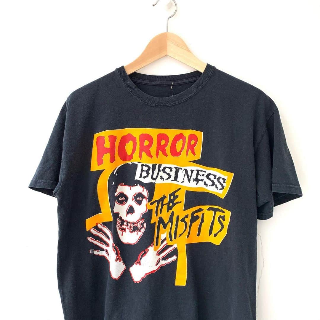 ジャムルさんのインスタグラム写真 - (ジャムルInstagram)「misfits ¥4500+tax  1970年代の後半から活動しているハードコア・パンクバンド、ミスフィッツ。  髪の毛を真ん中に垂らした「Devilock」や、骸骨マークの「Crimson Ghost」など シンボルでもあるトレードマークも大人気のバンドです。  こちらは1979年にリリースした「Horror Business」のTシャツ。 近年のモノでビンテージではありませんが、雰囲気もありカッコ良いです。 .  WEB SHOPに入荷しております。 是非ご覧ください。 jammru.com  #お問い合わせはお電話で承ります #jammru#misfits #osaka  #fashion  #streetstyle  #streetfashion  #vtg  #vintage  #used  #usedclothing  #古着 #古着屋 #ファッション #70s #80s #90s #ご来店の際はマスクの着用をお願い致します」7月17日 15時26分 - jammru