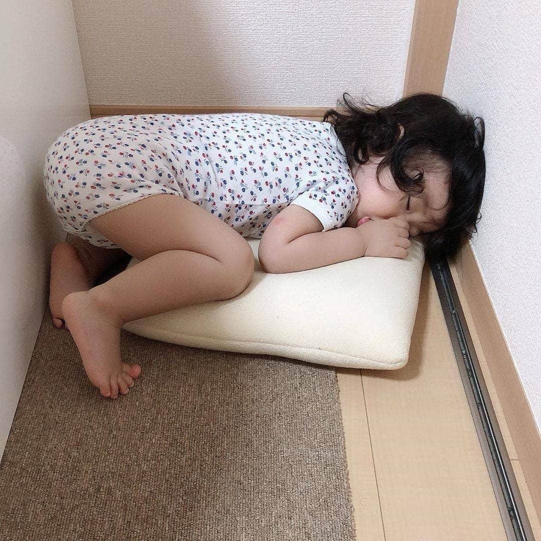 のインスタグラム：「☆☆☆☆☆ @cozreマガジン、ピックアップお写真✨✨ @itou_baby.kiroku さん💖 • 電池切れ💤 • 素敵なお写真、ありがとうございました！😆 • ☆☆☆☆☆ • みなさまの「子育て👪」に関するお写真をお待ちしてます！ • Follow @cozre Tag #コズレ • 編集部でピックアップしてリポストさせていただきます🎶 (画質等調整し使用させていただく事がございます📱🔧) • ☆☆☆☆☆ • 月間300万人が訪れる！@cozreマガジンには妊娠・出産・子育て情報が満載！プレゼントキャンペーン🎁も実施中🤤✨ • #コズレ #cozreマガジン 編集部 • • #子供 #子ども #赤ちゃん #赤ちゃんのいる生活 #赤ちゃんのいる暮らし #親バカ #親バカ部 #親バカ部ig_baby #親バカ部ig_kids #ママカメラ #かわいい #可愛い #ベビスタグラム #ベビーフォト #子育て #子育てママ #子育てグラム #instagram_kids #kidsgram_tokyo #ig_oyabakabu #kids #baby #CUTE」