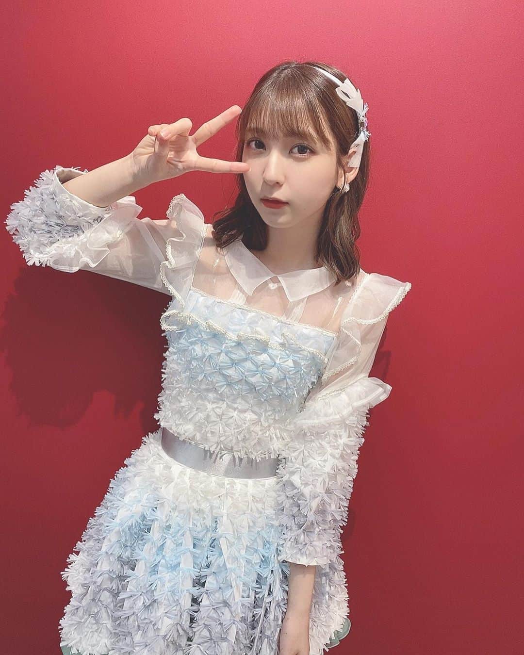 松岡菜摘のインスタグラム：「. . ３ヶ月ぶりくらいに衣装着たけど 大丈夫だった入った安心🥳笑 . 新しい劇場の楽屋は 壁が真っ赤でした😮 .」