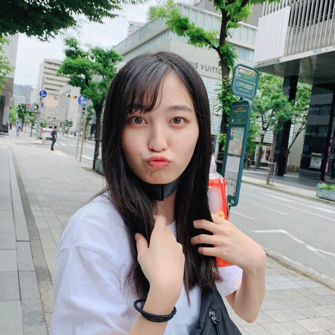 のインスタグラム：「前の神戸の時の写真🤔 元町と南京町🏎🏎 元町は学生には厳しかったです👧🏻 南京町は朝早くてどこも空いてないので雰囲気楽しみました🥤🥤 あ、そうなんです双子です🌝🌝 いやほんとです（（（（  #ひめ #元町#南京町#中華街#双子#ツインズ #神戸」