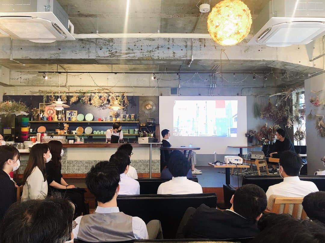 ALLHOUSE R×Lのインスタグラム：「先日はカフェを貸切り、経営計画発表会と新入社員歓迎会を行いました。 . もちろん消毒・検温・換気バチバチに実施してます🙆‍♀️ . フレッシュなメンバーが加わった #オールハウス も引き続きよろしくお願いします。」