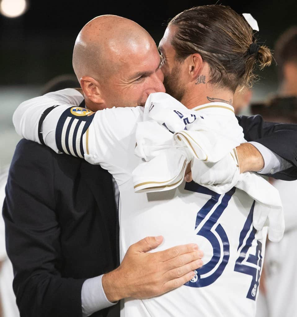 LFPさんのインスタグラム写真 - (LFPInstagram)「🤗😃 The WINNING hug! 💜 • 🤗😃 ¡El abrazo de LA VICTORIA! 💜 • #Zidane #SergioRamos #LaLiga #LaLigaSantander #Football」7月17日 6時55分 - laliga