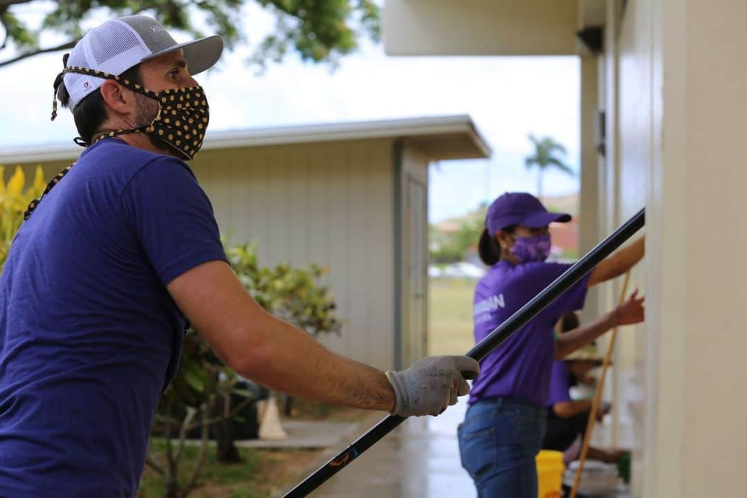 ハワイアン航空さんのインスタグラム写真 - (ハワイアン航空Instagram)「This summer, our community outreach group, Team Kōkua, came together and helped multiple schools across the Islands prepare and freshen up their campuses for the 2020-21 school year.⠀  ⠀ We would like to send a special mahalo to @citymill,  @powwowworldwide, and @jacksoren for their partnership in these efforts!⠀  ⠀ Visit the link in our bio to read more about our campus beautification projects. 💜」7月17日 6時56分 - hawaiianairlines