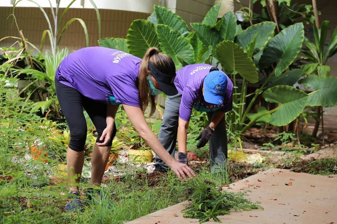 ハワイアン航空さんのインスタグラム写真 - (ハワイアン航空Instagram)「This summer, our community outreach group, Team Kōkua, came together and helped multiple schools across the Islands prepare and freshen up their campuses for the 2020-21 school year.⠀  ⠀ We would like to send a special mahalo to @citymill,  @powwowworldwide, and @jacksoren for their partnership in these efforts!⠀  ⠀ Visit the link in our bio to read more about our campus beautification projects. 💜」7月17日 6時56分 - hawaiianairlines