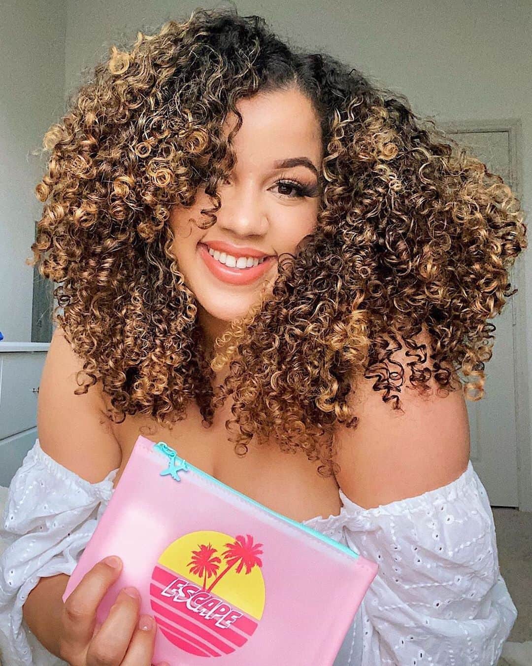 ipsyさんのインスタグラム写真 - (ipsyInstagram)「Peachy lips + bold lashes + bouncy curls = a match made in beauty heaven. 🙌 Leave your foolproof glam combos below.  #IPSY #IPSYTakeABreak @wandaanicole」7月17日 7時00分 - ipsy