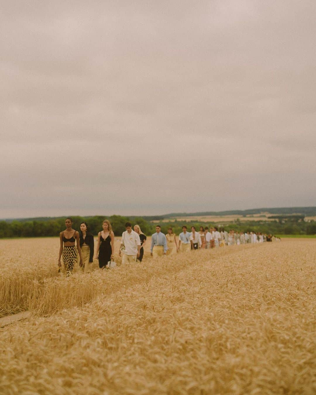 Vogue Parisさんのインスタグラム写真 - (Vogue ParisInstagram)「“It was important for us to have a physical show because it’s an integral part of our brand and for me it was a magical moment that we all need” @jacquemus told us at his show tonight in a field of wheat in Us, an hour outside of Paris. “We respected all of the safety regulations, keeping everyone at a safe distance and even spacing the chairs a metre apart”. The dresses and suits that came down the wooden runway were for celebrations, from big to small. The designer ended on a hopeful note: “we have to stay positive. We’ve filled the brand with our sunny disposition since the beginning and that’s not changed. In spite of the crisis, we still exist, we survive and we celebrate.” #jacquemus  Photos by @virgile.guinard」7月17日 7時02分 - voguefrance