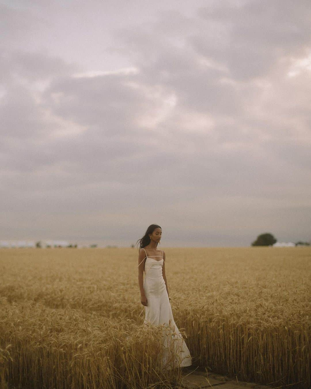 Vogue Parisさんのインスタグラム写真 - (Vogue ParisInstagram)「“It was important for us to have a physical show because it’s an integral part of our brand and for me it was a magical moment that we all need” @jacquemus told us at his show tonight in a field of wheat in Us, an hour outside of Paris. “We respected all of the safety regulations, keeping everyone at a safe distance and even spacing the chairs a metre apart”. The dresses and suits that came down the wooden runway were for celebrations, from big to small. The designer ended on a hopeful note: “we have to stay positive. We’ve filled the brand with our sunny disposition since the beginning and that’s not changed. In spite of the crisis, we still exist, we survive and we celebrate.” #jacquemus  Photos by @virgile.guinard」7月17日 7時02分 - voguefrance