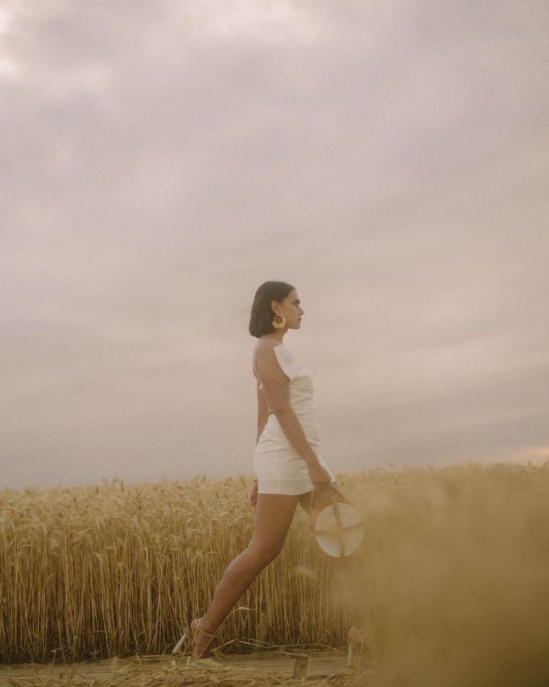Vogue Parisさんのインスタグラム写真 - (Vogue ParisInstagram)「“It was important for us to have a physical show because it’s an integral part of our brand and for me it was a magical moment that we all need” @jacquemus told us at his show tonight in a field of wheat in Us, an hour outside of Paris. “We respected all of the safety regulations, keeping everyone at a safe distance and even spacing the chairs a metre apart”. The dresses and suits that came down the wooden runway were for celebrations, from big to small. The designer ended on a hopeful note: “we have to stay positive. We’ve filled the brand with our sunny disposition since the beginning and that’s not changed. In spite of the crisis, we still exist, we survive and we celebrate.” #jacquemus  Photos by @virgile.guinard」7月17日 7時02分 - voguefrance