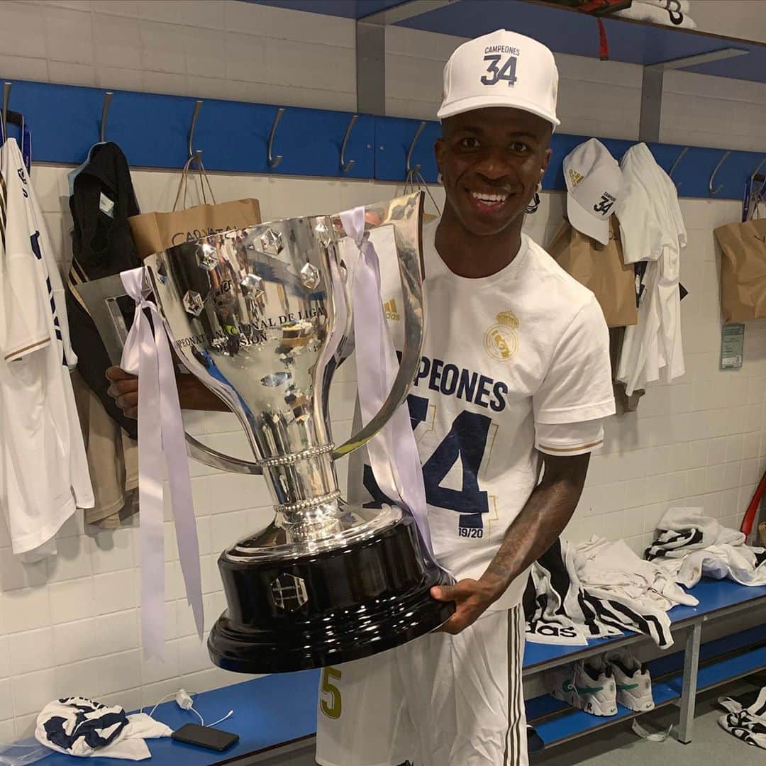 ヴィニシウス・ジュニオールのインスタグラム：「34 🏆 @laliga ES NUESTRAAAAAAAA!!! Por vosotros!!!! HALAMADRID!!!! CAMPEONES!!!」