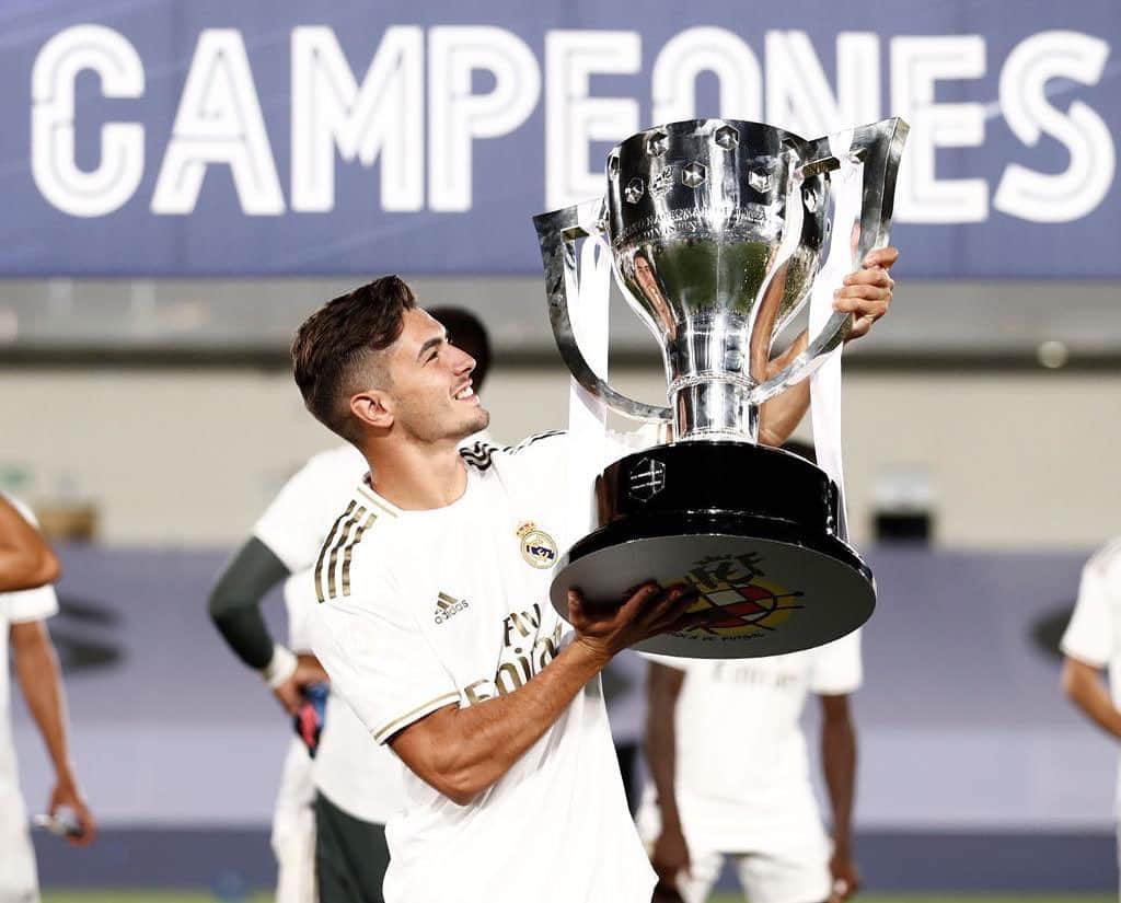 のインスタグラム：「¡Cómo no te voy a querer! 🤍 HALA MADRID 3️⃣4️⃣🏆」