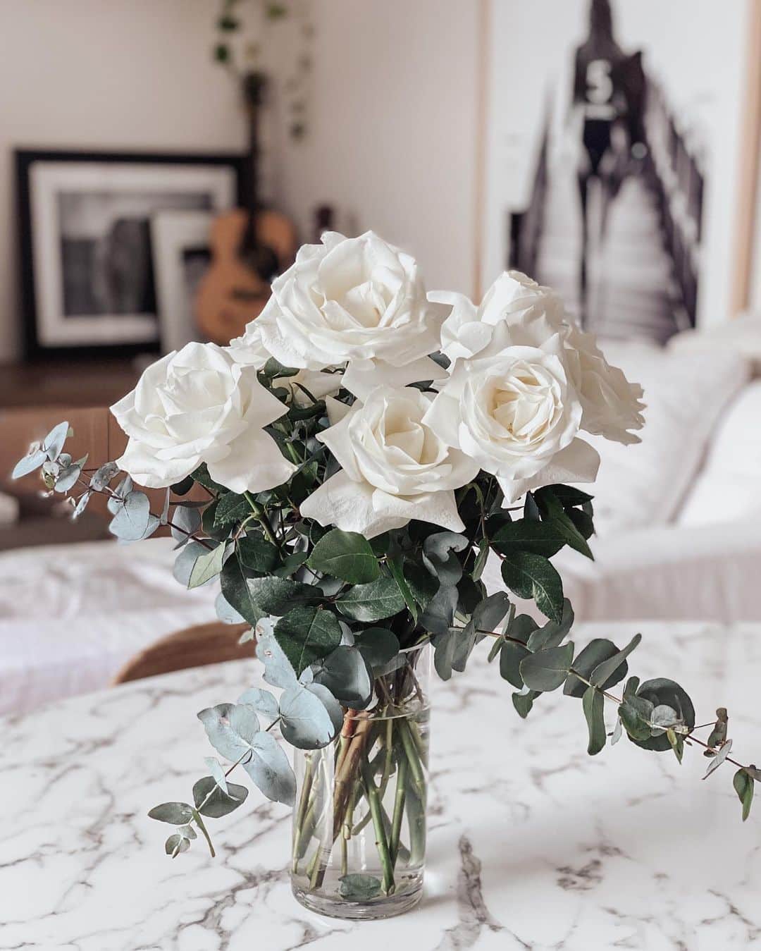 サマンサウィルスのインスタグラム：「Roses + eucalyptus 🤍🌿x」