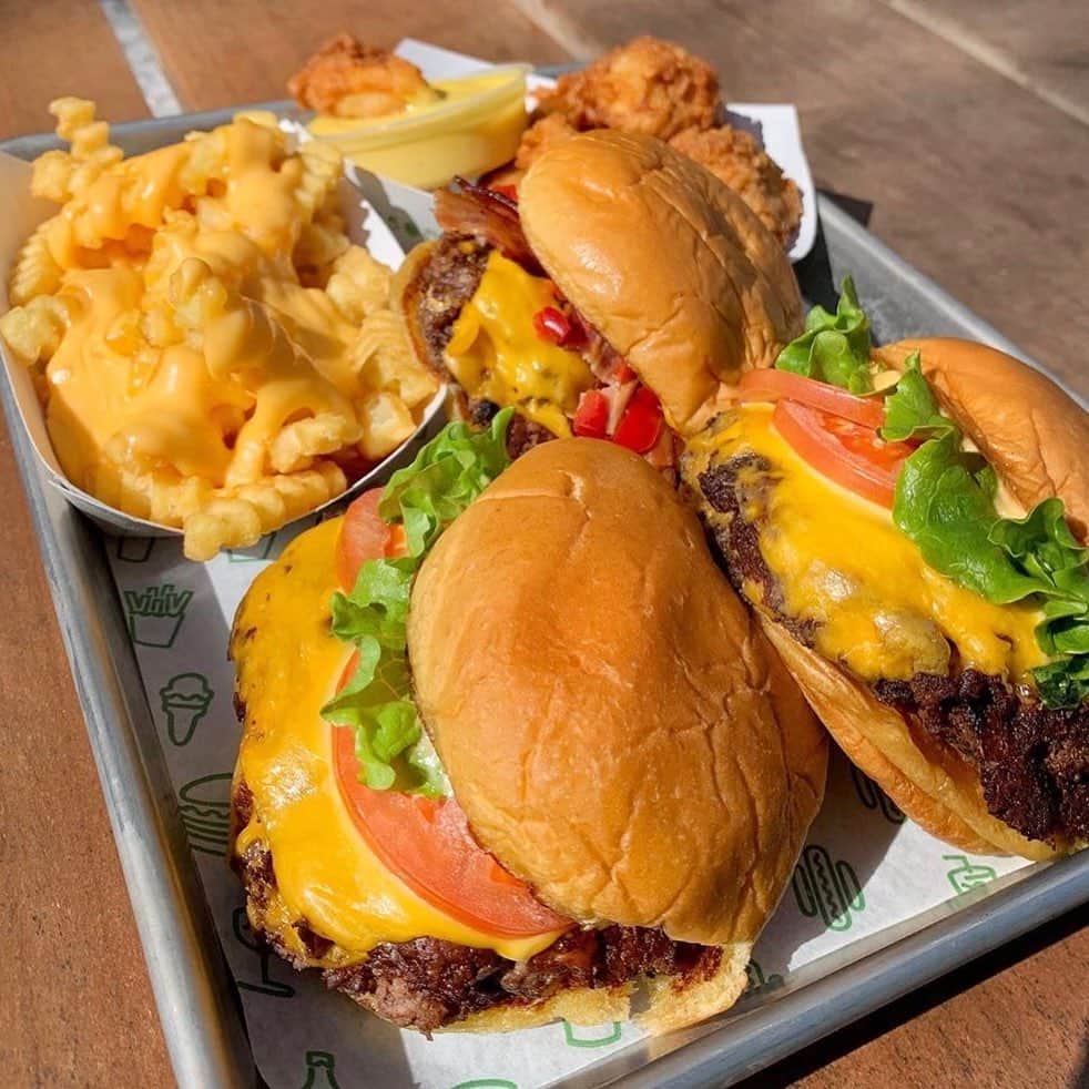 SHAKE SHACKさんのインスタグラム写真 - (SHAKE SHACKInstagram)「Reinventing 'sun’s out, buns out' 🍔 ⠀ ⠀ Last chance to cop a free burger on us! Through tomorrow (7/17), add 2 burgers to your web or Shack App order of $10+ and use code ‘SIZZLE’ at checkout to get the goods. ⠀ ⠀ #shakeshack 📸: @themiamimenu」7月17日 7時32分 - shakeshack