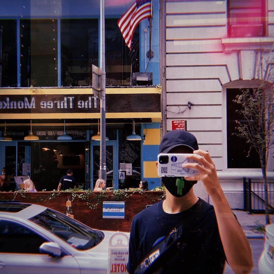 柳喬之のインスタグラム：「Another day in NY.  iPhoneケースの @nasa × @casetify_jp が可愛すぎて嬉しい🚀🪐普段持ち歩くものが可愛いとテンションあがるね☺️ Thank you @casetify_jp always 🙏🤍  #CASETiFY_jp #NASAxCASETiFY #nyc #nasa #billieeilish #casetify」