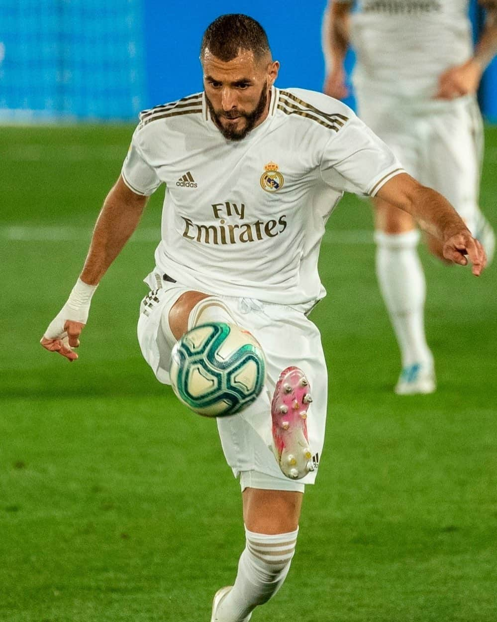 LFPさんのインスタグラム写真 - (LFPInstagram)「Can you DESCRIBE @karimbenzema with one emoji? 🎩 • ¿Puedes DESCRIBIR a #Benzema con un emoji? 🎩 • #RealMadrid #LaLiga #LaLigaSantander #Football」7月17日 7時43分 - laliga