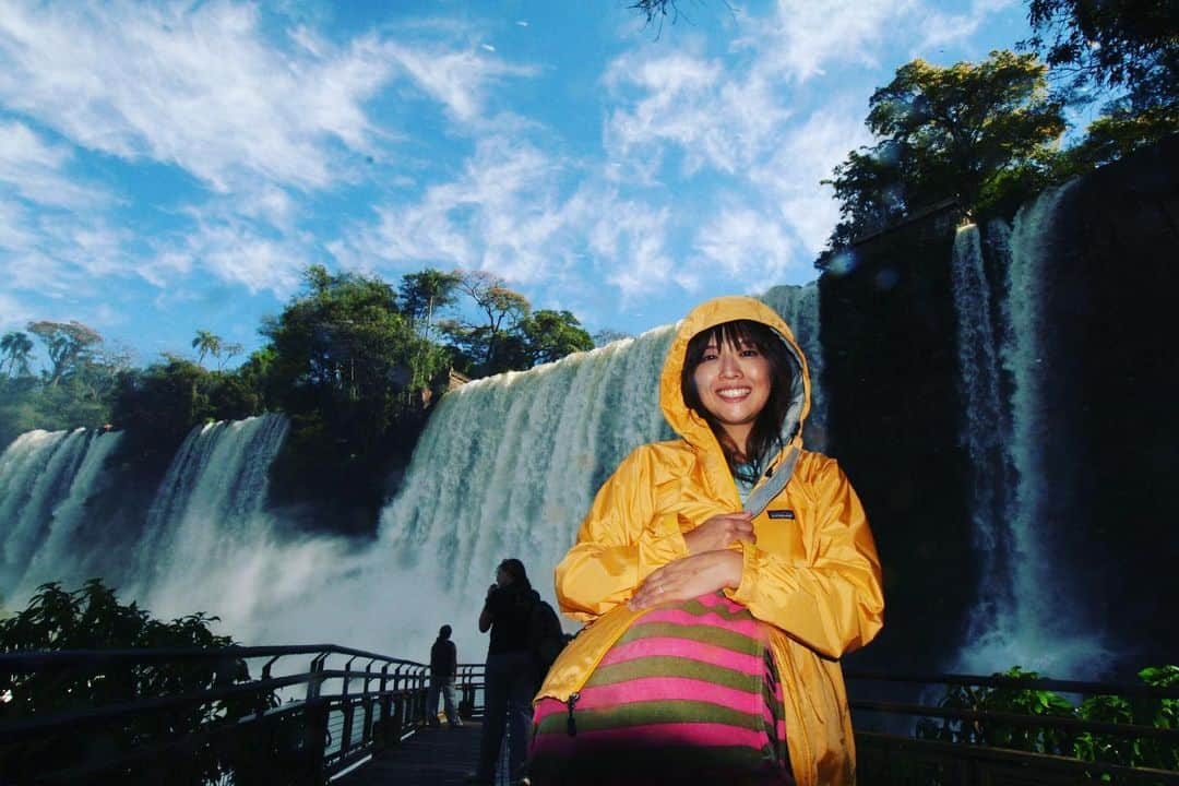 海保知里さんのインスタグラム写真 - (海保知里Instagram)「イグアスの滝。2008年の新婚旅行。まるで合成写真のよう🤣今朝雨の中走りに行き、ふとこの滝のことを思い出しました。#海保知里 #memorygram #2008 #honeymoon #iguassufalls #rainyseasoninjapan #ilookyoung #12yearsago #hahaha」7月17日 7時47分 - chisato_kaiho