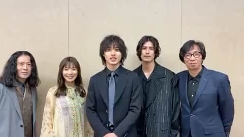 松岡茉優　ファンアカウントのインスタグラム：「. くねくねしてて可愛すぎる🥺🥺🤍 皆さんは劇場とAmazonプライムどっちですか？？ . #松岡茉優#山崎賢人#劇場#かっこいい#好き#かわいい#推し#2020#女優#俳優#声優#アイドル#モデル#映画#ドラマ#CM#アニメ#日本#Japan#cute#smile#instagood #beautiful#happy#love#おすすめ#いいね#Instagram#Twitter#茉優ちゃん823」