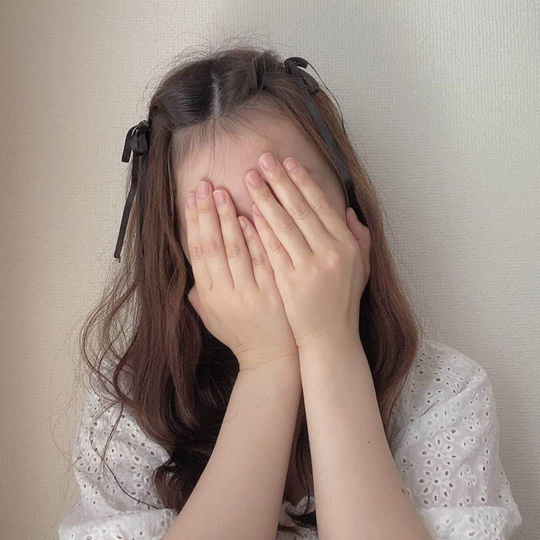 のインスタグラム：「.⁣ 伸びかけの前髪は、うさぎの耳のようにキュートなツインスタイルに簡単アレンジしてみて♡⁣ .⁣ 「𝐓𝐨𝐦𝐨𝐧𝐨さん @tomono594」が紹介している、“うさぎヘア”は伸びてきた前髪を使って楽しむことができるヘアアレンジ術。⁣ 前髪を2つに分けて、ひねりながら少しずつ髪をとっていくことでできるそう。仕上げにお好みのリボンをつけてラブリーに仕上げてみて♪⁣ .⁣ 詳しいコツやポイントは、𝐓𝐨𝐦𝐨𝐧𝐨さんの投稿（https://www.instagram.com/p/CAU6j3sAkg2/）を参考にしてみてくださいね。⁣ .⁣ MERYでは他にも「かわいい」に近づくさまざまな情報を発信しています。⁣ @mery.beauty コスメ・美容に特化した情報をお届け♡⁣ @mery_spot 話題のカフェやお出かけスポットをご紹介！⁣ こちらもぜひチェックしてみてください！⁣ .⁣ .⁣ photo by @tomono594⁣ .⁣ #MERY #regram #instagram #instahair #hair #hairstyle #hairarrange #머리스타그램 #前髪アレンジ #前髪 #簡単ヘアアレンジ #ヘアアレンジ #セルフヘアアレンジ #リボンアレンジ #うさぎ #ヘアアレンジ簡単 #リボンヘア #リボンヘアアレンジ #ゆるふわ巻き #リボン #可愛いものが好き #ガーリーヘア #ガーリーヘアアレンジ #ヘア #ヘアスタイル #お洒落 #お洒落さんと繋がりたい #MERY女子 #メリー」