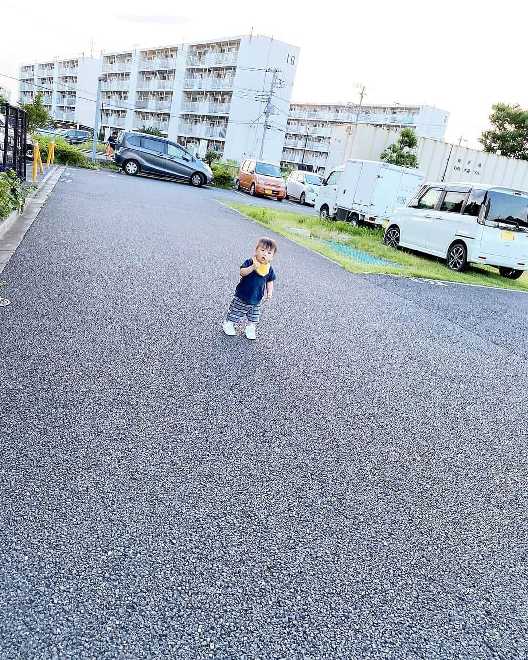Momoeのインスタグラム：「. .  ちょこーーーーんすぎて笑う（笑） . . #happy #家事 #育児 #family #家族 #boy #smile #男の子 #息子 #code #love #lucky #kids #子供 #thankyou #宝物 #ベビー #fashion #follow #心 #縁 #パパ #ママ #家族写真 #男の子ママ #赤ちゃん写真 #photo #子育て #1歳 #flower」