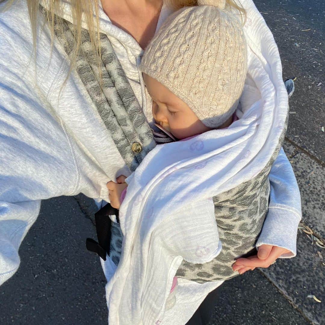 ジェニファー・ホーキンスのインスタグラム：「Suns out, we’re out!!! 🥰#herlittlehandtho #happyplace」