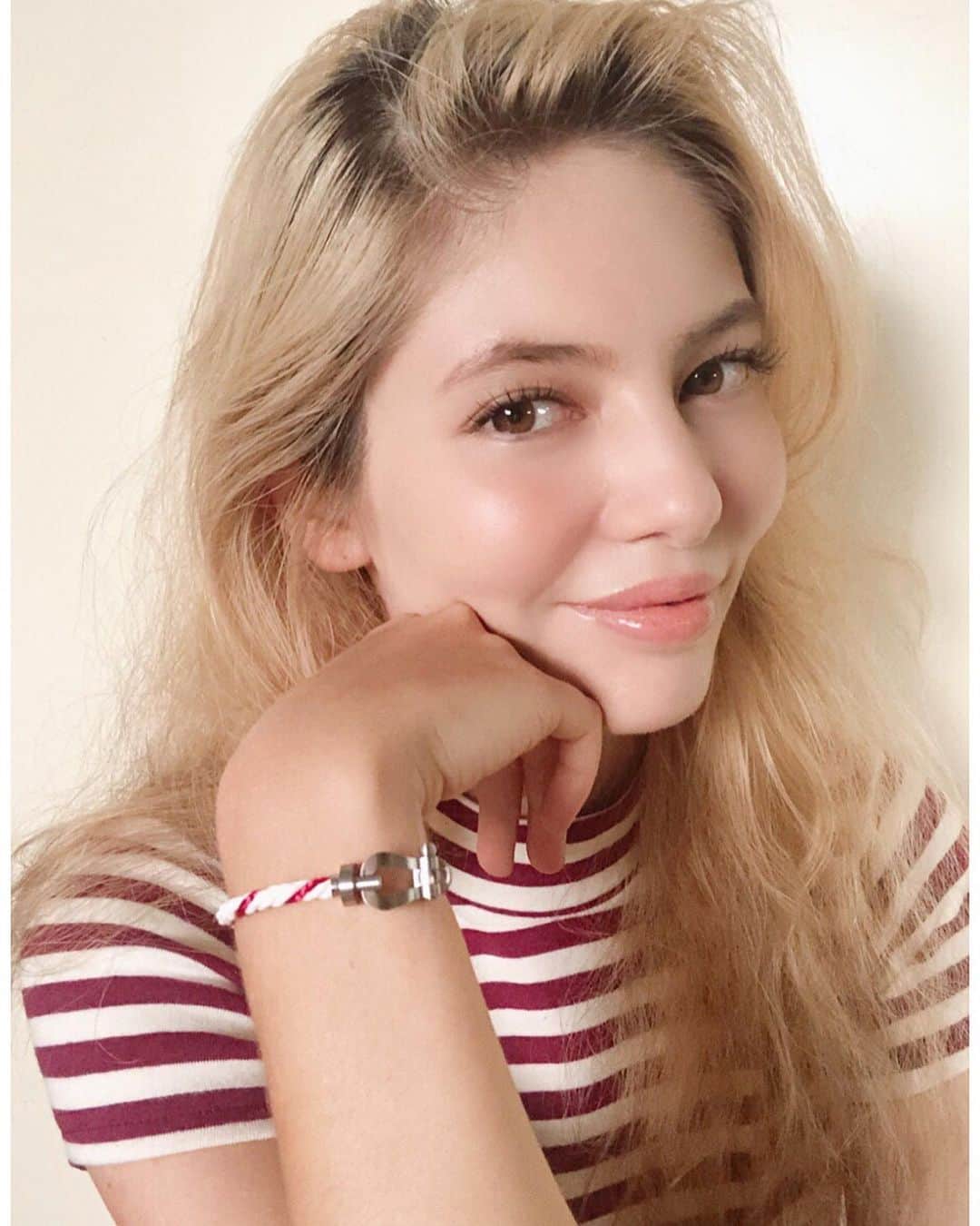 のインスタグラム：「前から持ってた赤ボーダーのトップス着てみた〜似合わなくてずっと着てなかったけど、FREDブレスをみたら合わせたくなってみて、着てみた！今の方が似合う気がする☺️この可愛いブレスは　@fredjewelry  のスペシャルオリンピックスチャリティブレスで知的障害のあるアスリートをサポートするチャリティブレスなんだって✨素敵そして日本カラー？☺️❤️ スポーツ大好きだからまた早くオリンピックゲーム観たいね✨🥰みんなは、オリンピックゲームの何観るのが好き❓ 3枚目👉💪😂😂😂 I had this red border top for years but I didn’t like it with my brown hair. But now that I’m blond , it made me wanna match it with my new bracelet that it’s the same color☺️ it’s from FRED and it is a special olympics chariy bracelet✨it looks like japan color doesn’t it? ❤️✨ what’s your favorite game to watch for the Olympics❓ ✨ ✨ ✨ #olympic #athletes #オリンピック#julianaminato #湊ジュリアナ #ジュリアナ #ilovesports #olimpiada #ブレスレット @fredjewelry #FREDParis #FREDJewelry #Force10 #Gobeyond」