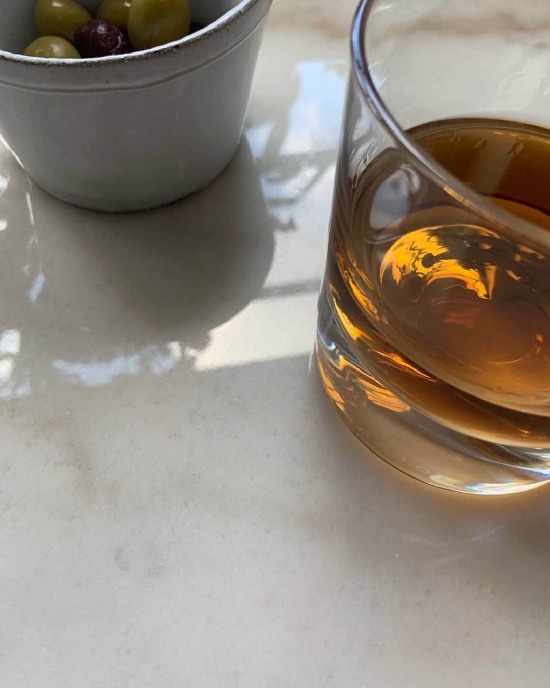 のインスタグラム：「Qué tal el doble jerez? 以前は二軒目で呑むシェリーが好きだったけど 最近は夕暮れ時の一杯が格別 なんと一杯で酔うようになってしまった。 #シェリーは断然ドライ派　  #jerez #siesta  #sherrylover」