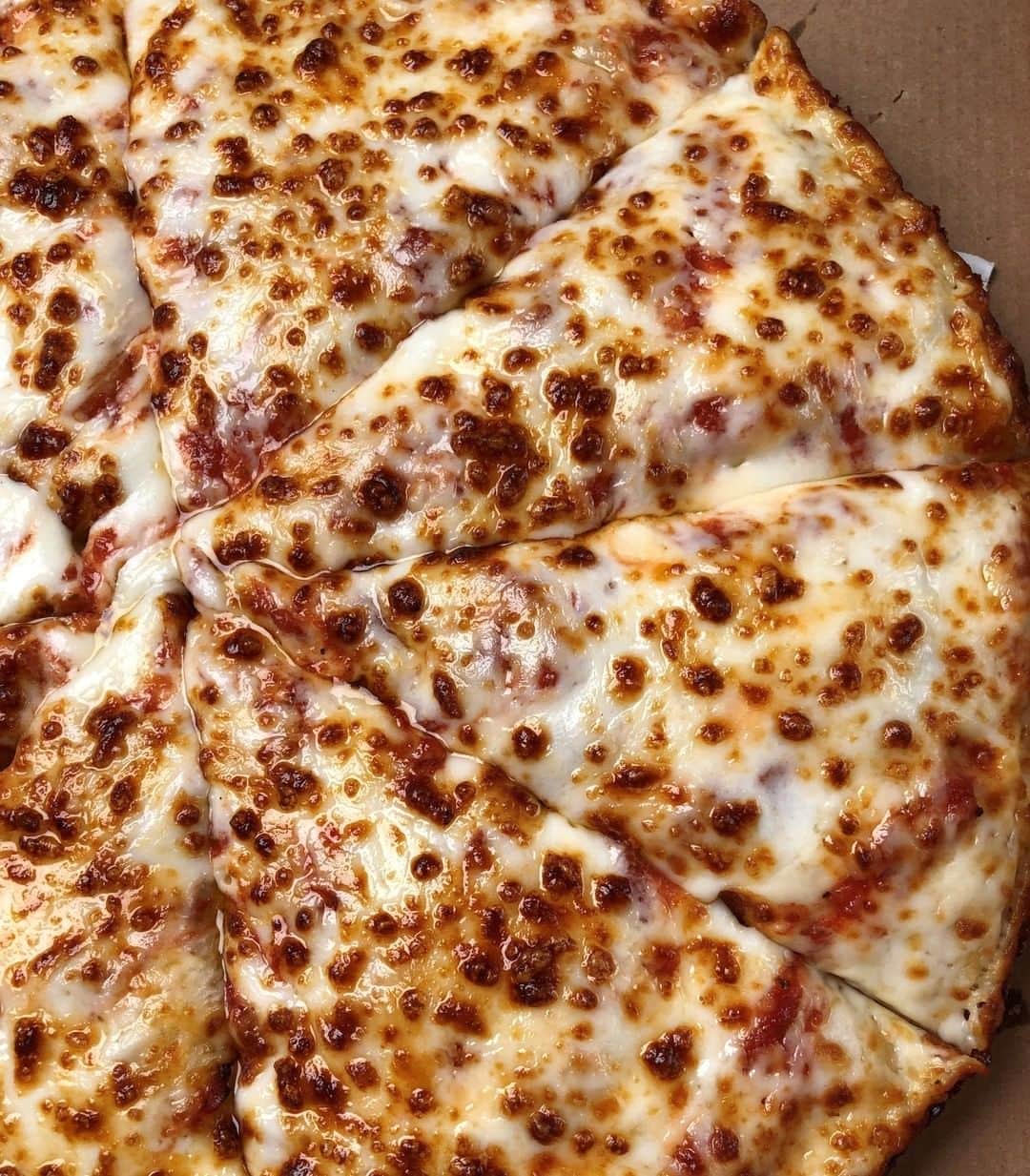 Domino's Pizzaさんのインスタグラム写真 - (Domino's PizzaInstagram)「Does pizza straight outta the box taste better than pizza on a plate? Need to know for science. 🤔」7月17日 8時30分 - dominos