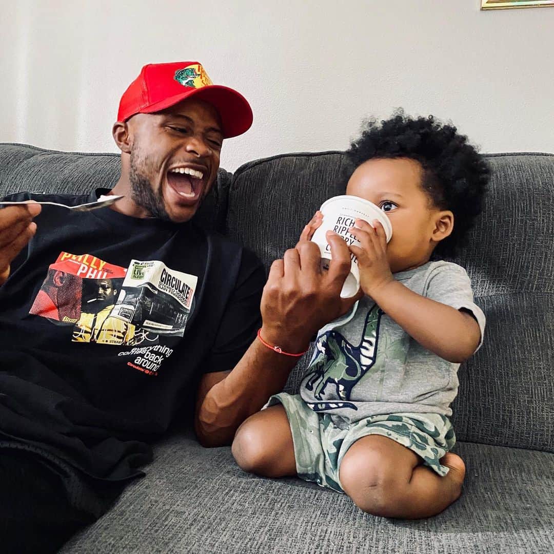 ダショーン・ジョーダンのインスタグラム：「@carter_mekhi_flores and I vibin on the new @dailyharvest Rippled Berry Scoops! Organic 🍓🥥🍓🥥 and a raspberry compote make this a perfect plant-based summertime treat to share with my nephew while we beat the AZ heat!  Check out my story for a discount code and fill up your freezer!🍦☀️  #DailyHarvest」