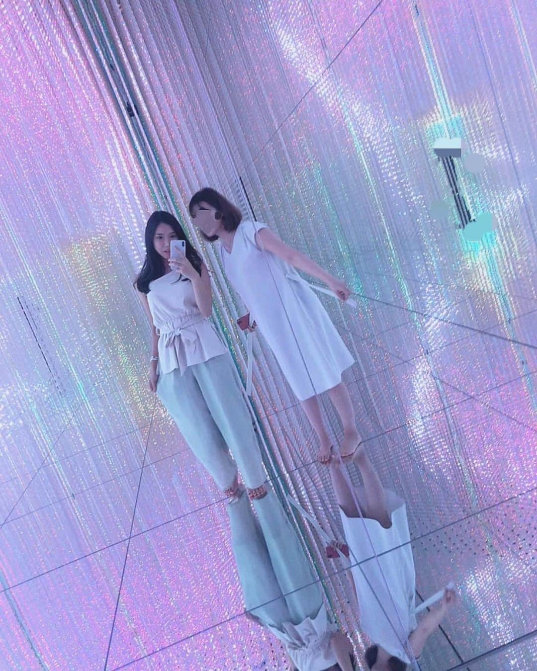 早川瀬里奈のインスタグラム：「新豊洲のチームラボプラネッツ行ってきたときの😇  初っ端からガチの水でパンツ失敗！と思ったけど、水エリア出るとスタッフさんがタオル持って待機してくれてるからありがたかった😂💦  水エリアちょいちょいあるから、次行く時は絶対ミニワンピで行く🐶✨ 幻想的なエリアがずっと続いてて、途中平行感覚なくなる場面もあって、チームラボ出てからも暫くフワフワした感じが続いたよ🧸💭 めっちゃオススメだし、インスタ映えにも程があるよ👏 #チームラボプラネッツ #チームラボ豊洲 #コラボベース #pr#アート巡り #アート作品」