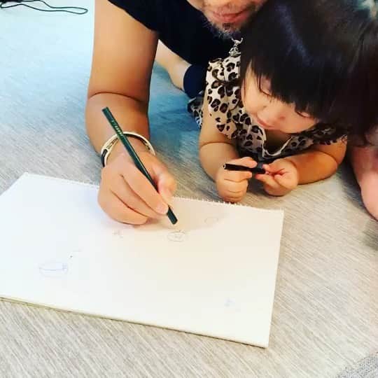 星野光正のインスタグラム：「朝から娘とお絵かき。  いつもペンを渡して来て『ぱんまん！ぱんまん！』と、 訳すると『アンパンマンを書いて！』 と迫ってきます。 書いていると臨場感を味わう為か懐に入ってきますw  ふと劇画タッチにしてみよう（なぜかは分かりませんw）と思って書いてたら黒ペン奪われて緑のペンを渡されたのでそのまま書いたら 少しカビたアンパンマンが出来てしまい、なぜかシュールな感じになりましたとさ♪  #プロダーツプレイヤー #ダーツインストラクター #ダーツ #星野光正 #星野飯 #三児のパパ #アラフォーパパ #料理好き #あんぱんまん #絵が好き」
