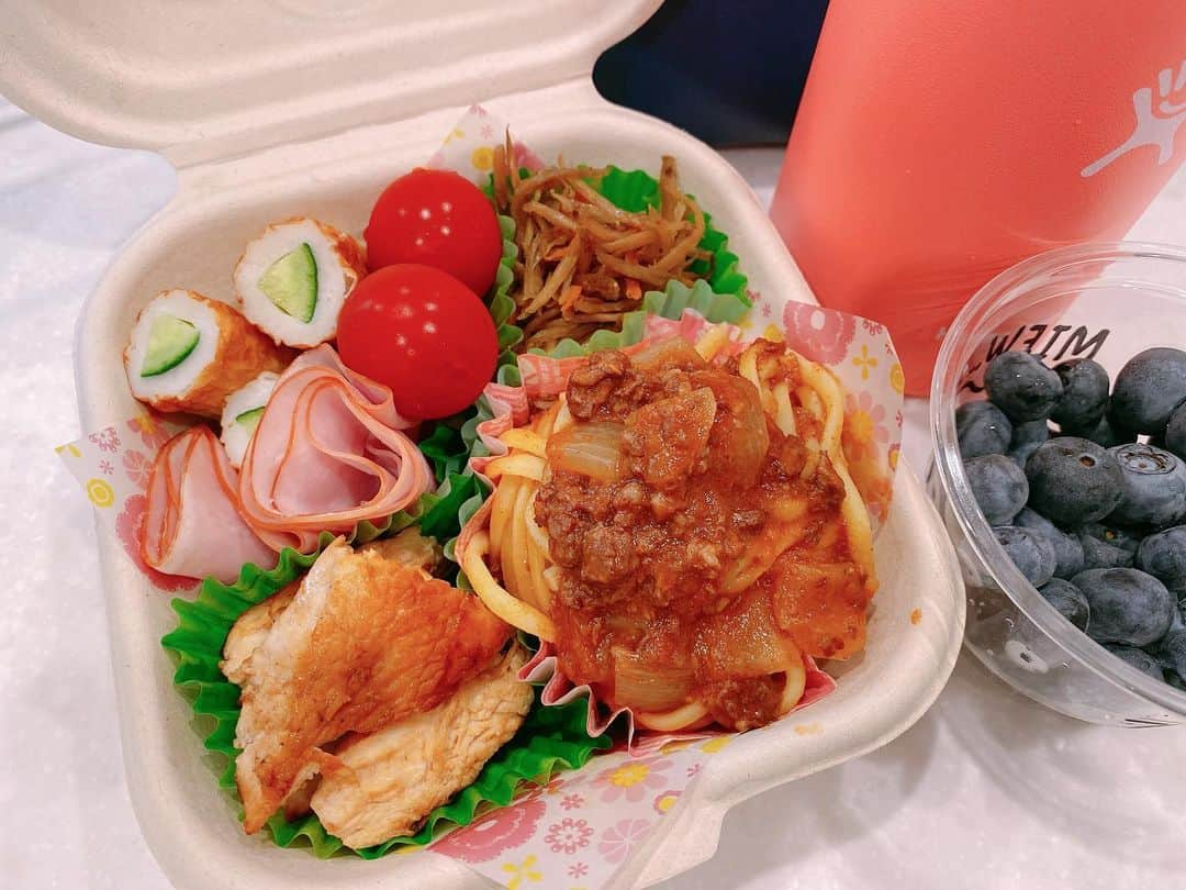 SHINOさんのインスタグラム写真 - (SHINOInstagram)「最近のお弁当🍱 #オベンタグラム #おべんたぐらむ #サンドイッチ弁当 #冷たい麺のお弁当　が多め #ミックスサンド #ベリーニ　@ristorante_bellini の #ミートソースパスタ #昨日マークさんに偶然会えた #ツナサンド #しらすおにぎり #冷やし中華 #青椒肉絲丼 #トマトとツナのおそうめん #マンゴー #キウイ #ブルーベリー #レーニアチェリー @fruitsfamily0913  #トマト好き #プチトマトが大好き #トマトだく #朝ごはんもトマトスープ  #SHINO_lunchbox」7月17日 8時54分 - shino0605