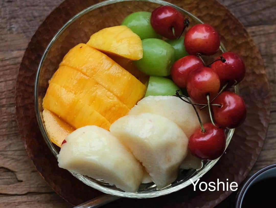 草間淑江さんのインスタグラム写真 - (草間淑江Instagram)「おはようございます！  ７月１7日の朝は、４種のフルーツ、コーヒー。  頂き物のフルーツが色とりどりだったので今朝はこんな感じに。  マンゴーは「シャトーマンゴー」というもので１本の枝に収穫できる実は１個のみという特別感たっぷりなお品。  酸味と甘みが絶妙のマンゴーでした。  今朝も感謝して。  ご馳走様でした。  さて、今日は朝からしとしとの雨の東京。  気温２２度と寒いです。  体調崩さないよう気をつけます。  皆様素敵な１日をお過ごしください♡ ・ ・ ・ #朝食#頂き物#果物#ありがたや🙏 #シャトーマンゴー#桃#さくらんぼ#シャインマスカット#今朝も感謝して#ご馳走さまでした🙏」7月17日 8時49分 - yoshie_kusama