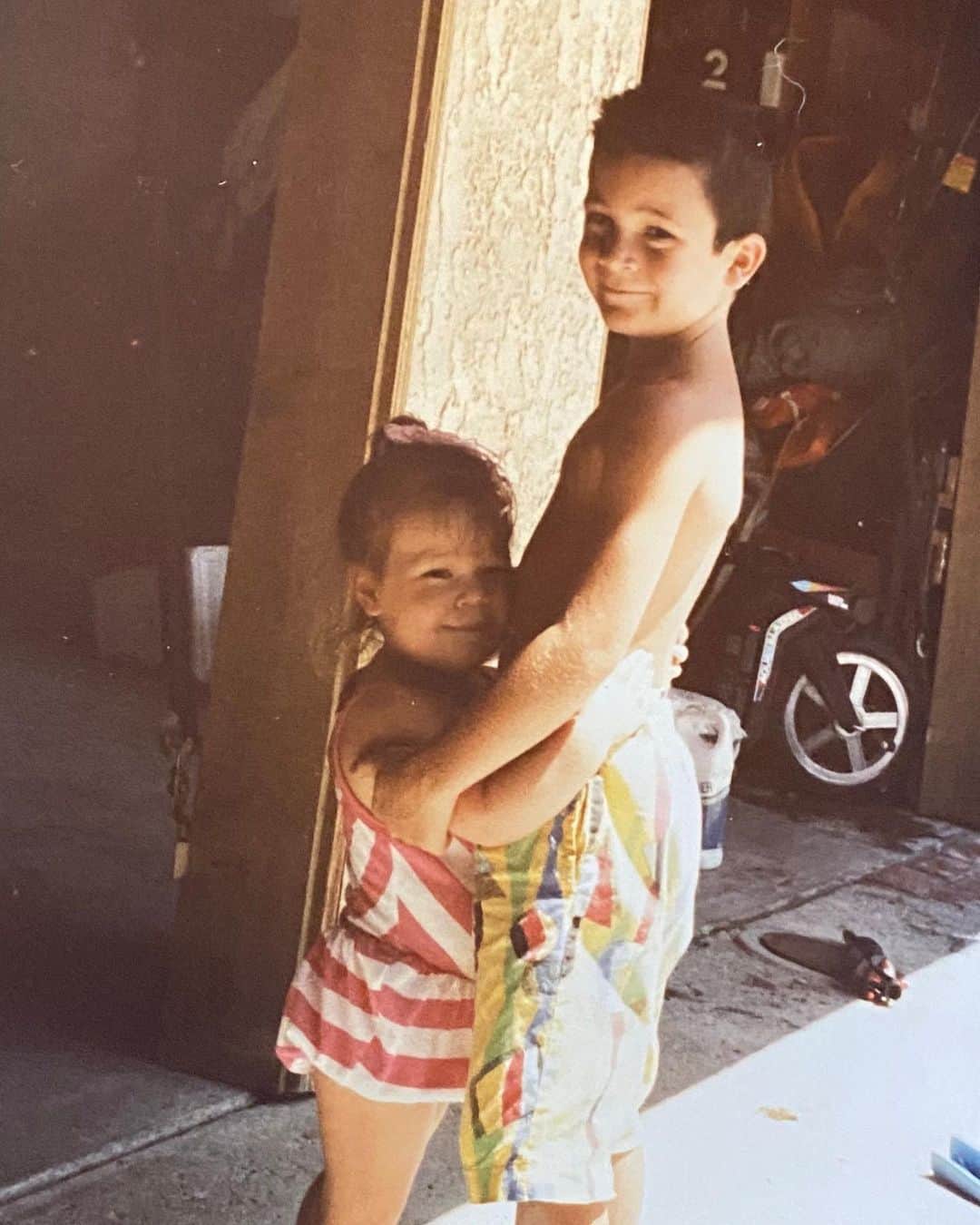 ティナ・マジョリーノのインスタグラム：「A K ⚡️ ALL DAY. #tbt #BigBrother #BobbyDazzler #Emanuel」