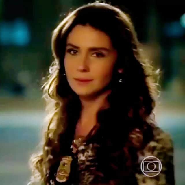 のインスタグラム：「Ahhhhhh !!!! Ta í um boa noite #tbt, que a @projetogn mandou e pirei!! Esse é um dos persongens que mais amei fazer na minha carreira, quem lembra dela? Delegada Helô? 👊🏿👈🏿♥️ #redeglobo @gloriafperez #novela #salvejorgenovela #donelô @globoplay」