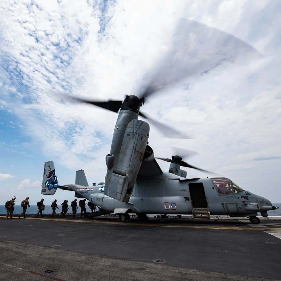 アメリカ海兵隊さんのインスタグラム写真 - (アメリカ海兵隊Instagram)「Back To Solid Ground  Marines assigned to the @26meu disembark from #USSBataan on an MV-22B Osprey attached to Marine Medium Tiltrotor Squadron 365 (Reinforced).   The @usnavy amphibious assault ship is operating in the Atlantic Ocean in support of naval operations. (U.S. Navy photo by Mass Communication Specialist 2nd Class Anna E. Van Nuys)  #USMC #Marines #Military」7月17日 9時00分 - marines