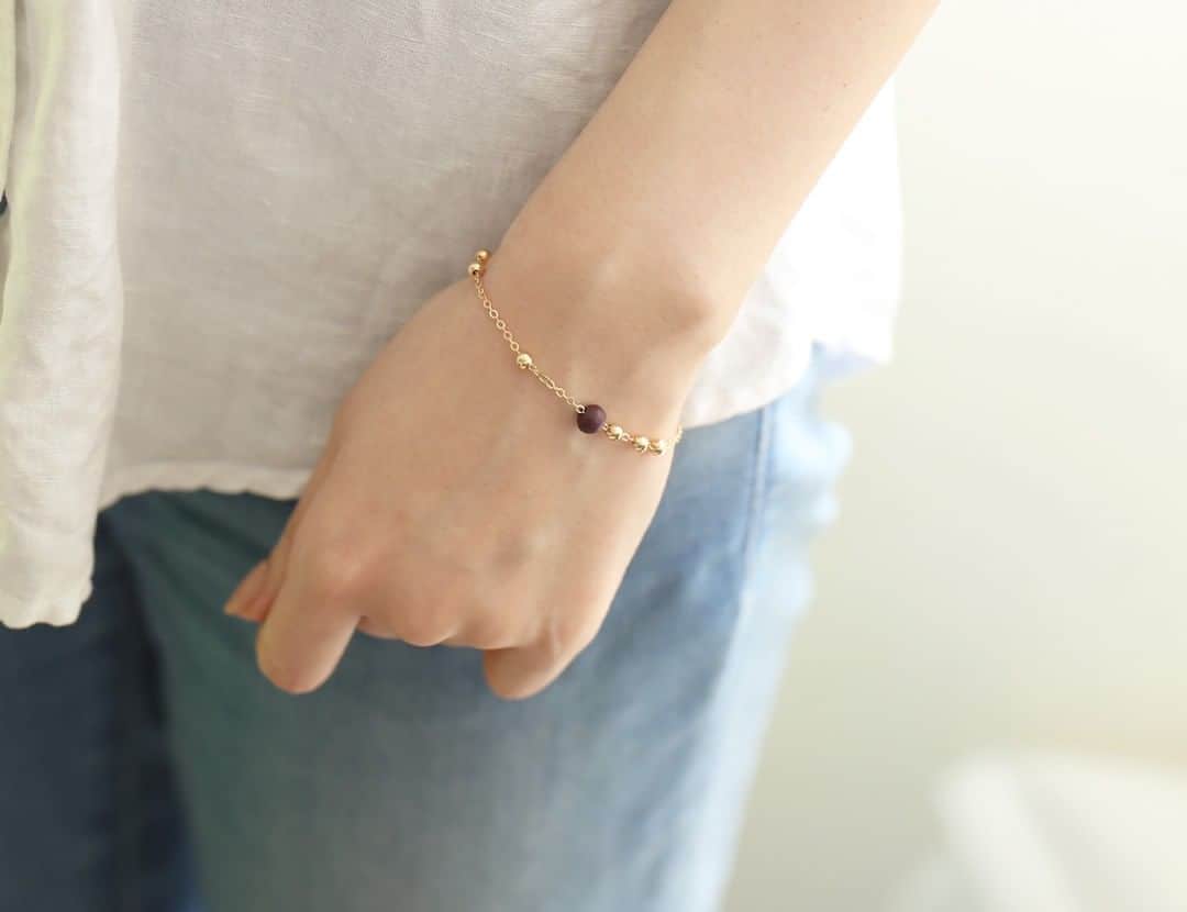 のインスタグラム：「「 JEWELRY BY GRUNDLED 」 - Matrix ブレスレット - . 夏コーデに欠かせないのはブレスレット。 寂しくなりがちな手元を華やかに！ . ◎商品は当店トップページのバナーorプロフィールのURLからどうぞ。 ▶︎ @kozlife_tokyo . #KOZLIFE #japan #instahome #instagood #instajapan #outfit #fashion #instadaily #instagood #ootd #fashionaddict #instafashion #denmark #Jewelry #bracelet #jewelrybygrundled #grundled #handmade #アクセサリー #暮らし #北欧 #北欧アクセサリー #今日のコーデ #ジュエリー #シンプル #ファッション #コーディネート #ネックレス #ブレスレット #グルンドレッド」