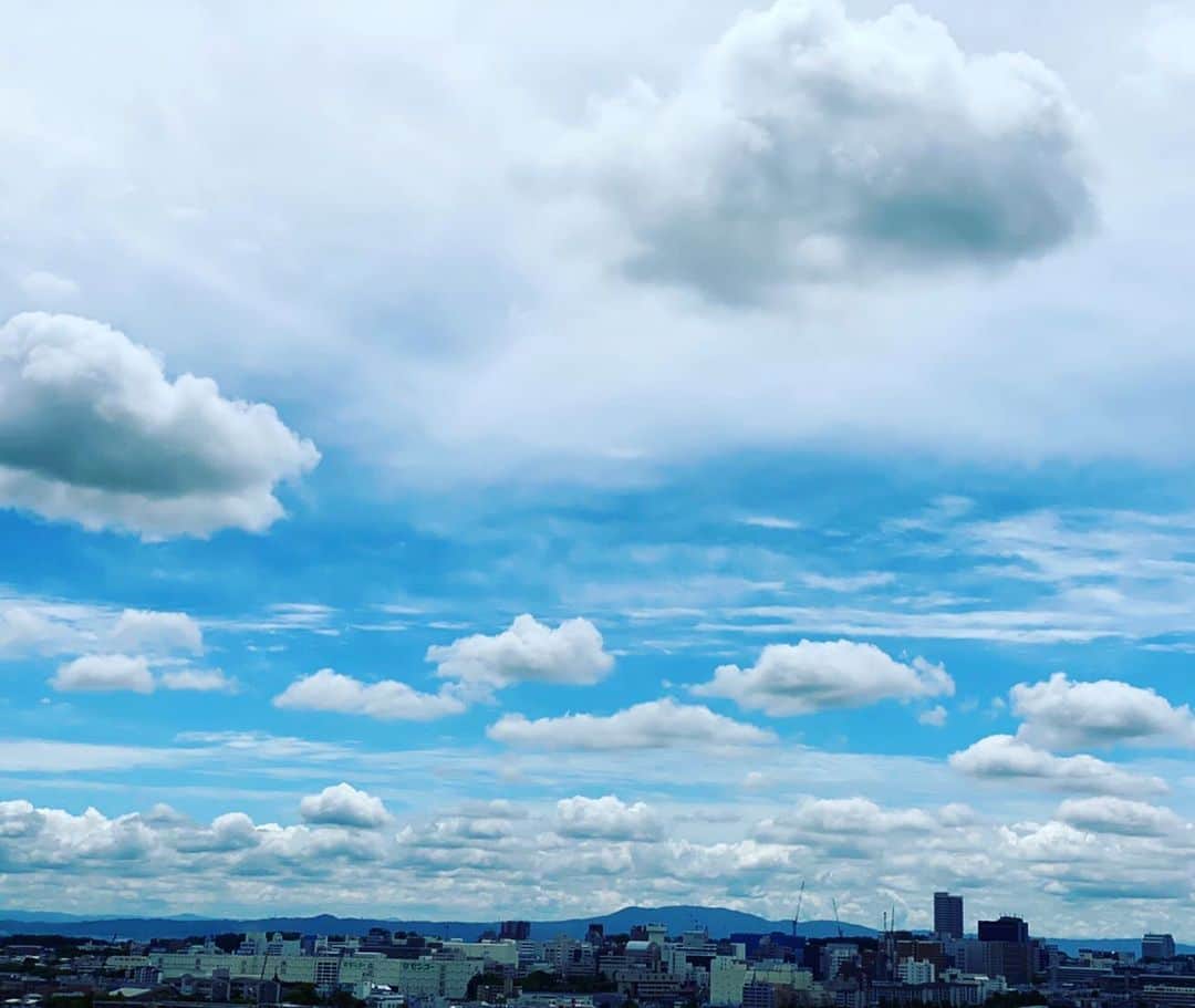 アキ（荒木良明）のインスタグラム：「羊が🐑めっちゃ飛んでる大阪の昨日の空。二波　#アカンよぉ  いつも以上に手洗いうがい帰宅したらすぐシャワー。三密避けて絶対マスクを徹底してたし、あのまま収束してくれると願ってた。おー😭 もうすぐ150日ぶりくらいでお客さんのいる舞台に立てる予定。 全体的に徹底しよ〜  ちょっと自転車で上がって、撮りました☺️」