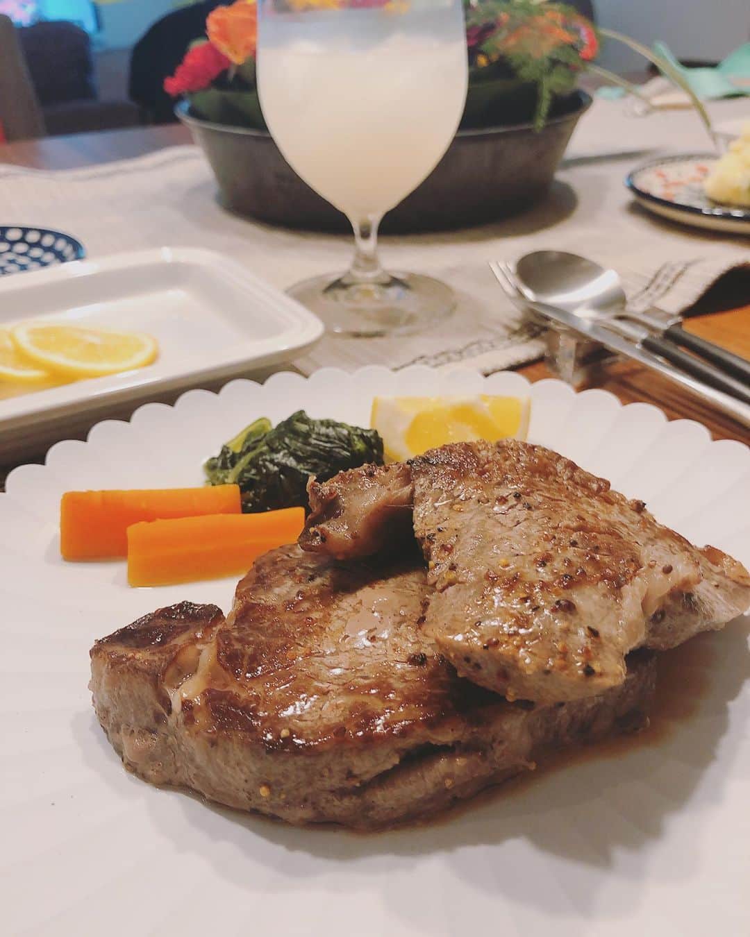 本田朋子さんのインスタグラム写真 - (本田朋子Instagram)「今年はレストランで記念日ディナーできなかったので、ゆっくりおうちご飯。 ヒレステーキは息子も夢中になって食べていました。デザートは、生チョコデコレーションケーキ。 とろけるような食感が最高！  #記念日ディナー #ヒレステーキ #生ハムサラダ #新潟県産とうもろこしのスープ #枝豆入りマッシュポテト #ホタテとエリンギ、ブロッコリーのレモンクリーム #パティスリールデパー #生チョコデコレーション」7月17日 9時08分 - tomoko_honda_official_phonics