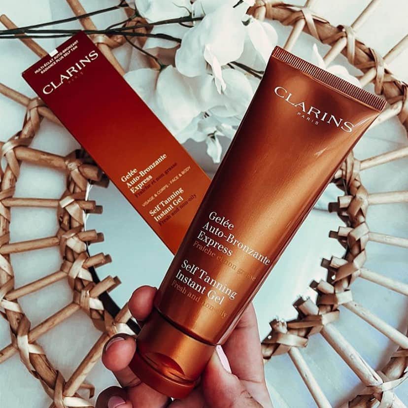 CLARINSさんのインスタグラム写真 - (CLARINSInstagram)「Self Tanning Instant Gel delivers flawless, natural-looking color instantly. Buildable formula lets you customize the intensity—apply occasionally for a subtle, sun-kissed glow or more frequently for a deep bronze tan. Refreshing gel texture creates an even, streak-free tan that looks naturally radiant✨. Enriched with natural 🌿#AloeVera extract, this soothing formula leaves skin soft and 💧 #hydrated. Dries quickly so there's no wait time before dressing!  #clarinsskincare #clarins #summerbeauty @catalina_agapula」7月17日 9時21分 - clarinsusa