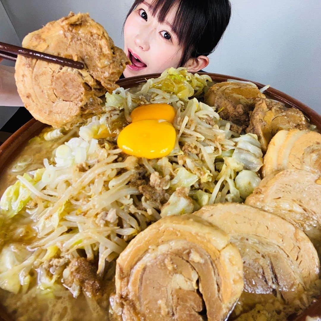 のインスタグラム：「先日upしたラーメンの動画の写真です✨✨ お家ですり鉢二郎系最高です✨  お家で二郎系のラーメンを楽しめる!! こだわり抜かれた麺・スープは お取り寄せでも絶品でした° ✧ (*´ `*) ✧ ° 色々なネット通販で手に入るので 気になった方は是非お試しください♪  鶏豚ラーメン まる重(まるしげ) http://marushigeoita.com/index.html 大分県大分市田中町9-2 営業時間 11:00〜24:00 電話番号 097-574-6291  お家で二郎系は幸せ過ぎる!! 【お取り寄せ】【大分】鶏豚ラーメンまる重 https://youtu.be/cOcP_w03-OY  #まる重#まるしげ#ラーメン#二郎系#大食い#デカ盛り#マシマシ#ramen#大分#お取り寄せ#背脂#飯テロ#大分#インスタ映え#ふーどすたぐらむ #foodstagram #gourmet#yummymummies#yummy#gourmet#delicious #グルメ#グルメ好きな人と繋がりたい #ごはん #めしすたぐらむ #foodphotography #foodporn #foodie」