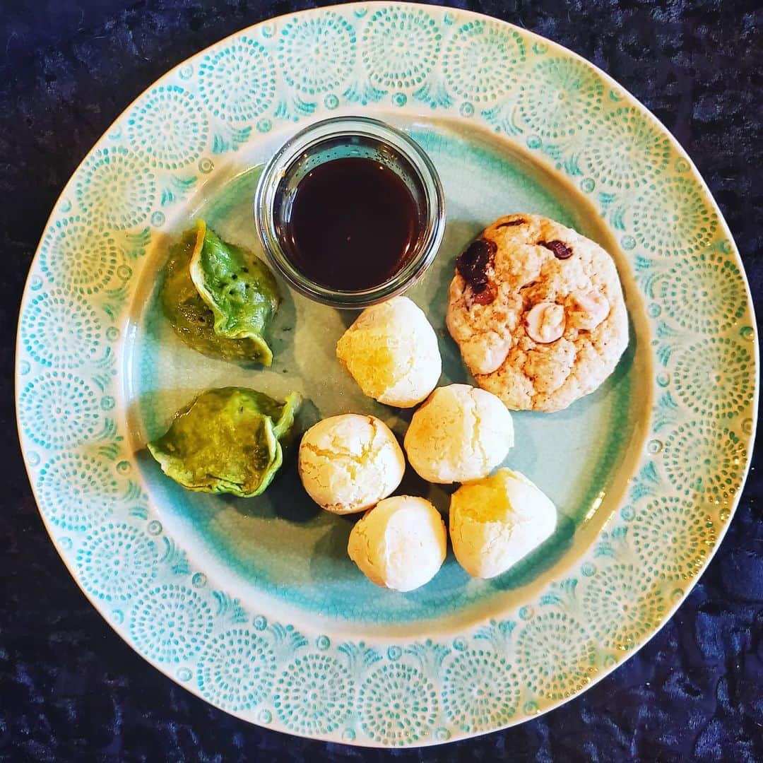 ガソリングラマーさんのインスタグラム写真 - (ガソリングラマーInstagram)「PLANT BASED SNACK TIME VEGGIE DUMPLINGS + PÃO DE QUEIJO +  CHOCOLATE CHIP SALTED CARAMEL COOKIE #GASOLINEKITCHEN  🥟🥕🍄🌶🥬🧀🍞🍪🥥🌿 @dinasdumpling #dumplings  @doublebatch.co #paodequeijo @grammysbakeshop #cookie @eatluckyfoods #bulgogisauce  @coconutsecretofficial #coconutaminos  #vegan #veganfood #whatveganseat #vegansofinstagram #plantbased #vegetarian #VEGANGOOD #vegansofig #veganfoodie #veganquiche #plantbased #plantbasedfood #plantbasedfoodie #quiche #veganquiche @gasolineglamour #gasolineglamour  #DINASDUMPLINGS  #DOUBLEBATCHCO  #GRAMMYSBAKESHOP #eatluckyfoods  #coconutsecret」7月17日 9時19分 - gasolineglamour