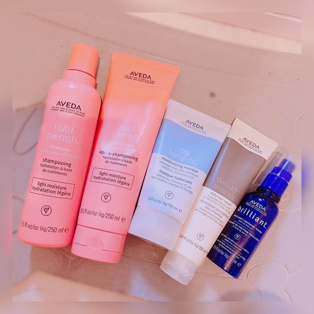 のインスタグラム：「💁‍♀️✨💁‍♀️ ヘアケア系の質問を たくさんいただくので投稿✨ AVEDA使ってます！ ピンクのがシャンプーコンディショナーで毎日使ってます。水色のは洗い流すトリートメントで週1回。 右2つが洗い流さないトリートメントで髪を乾かす前に付けてます。クリーム色がさっぱり仕上がって青いのはオイルなのでちょっと油分が欲しい時に使ってます。でもさっぱり仕上がるよ🥰✨ #AVEDA #haircare #shampoo #treatment #ヘアケア #シャンプー #トリートメント」