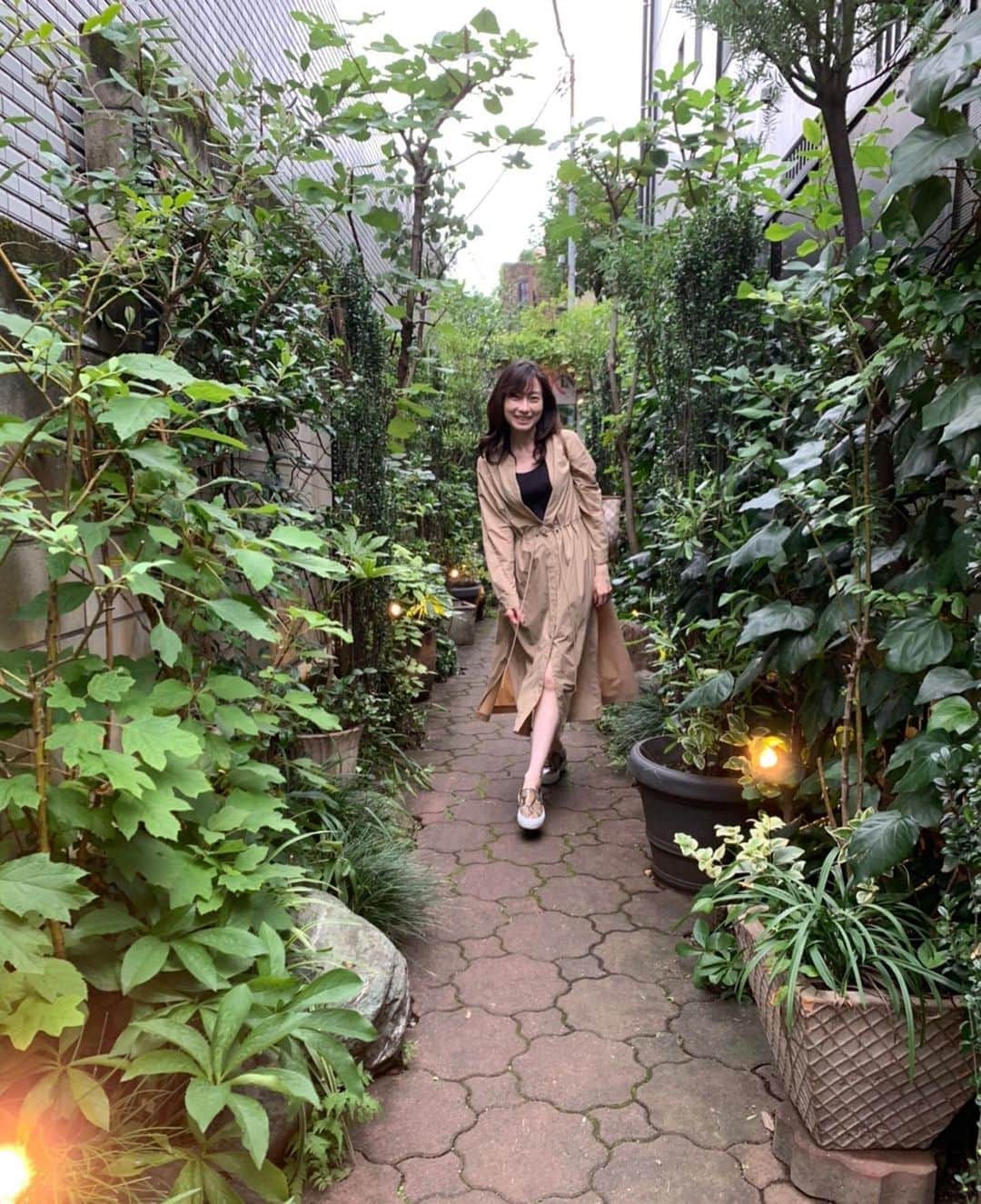 小橋めぐみのインスタグラム：「雨と雨の間に 少し、お散歩🚶‍♀️ #elendeek」