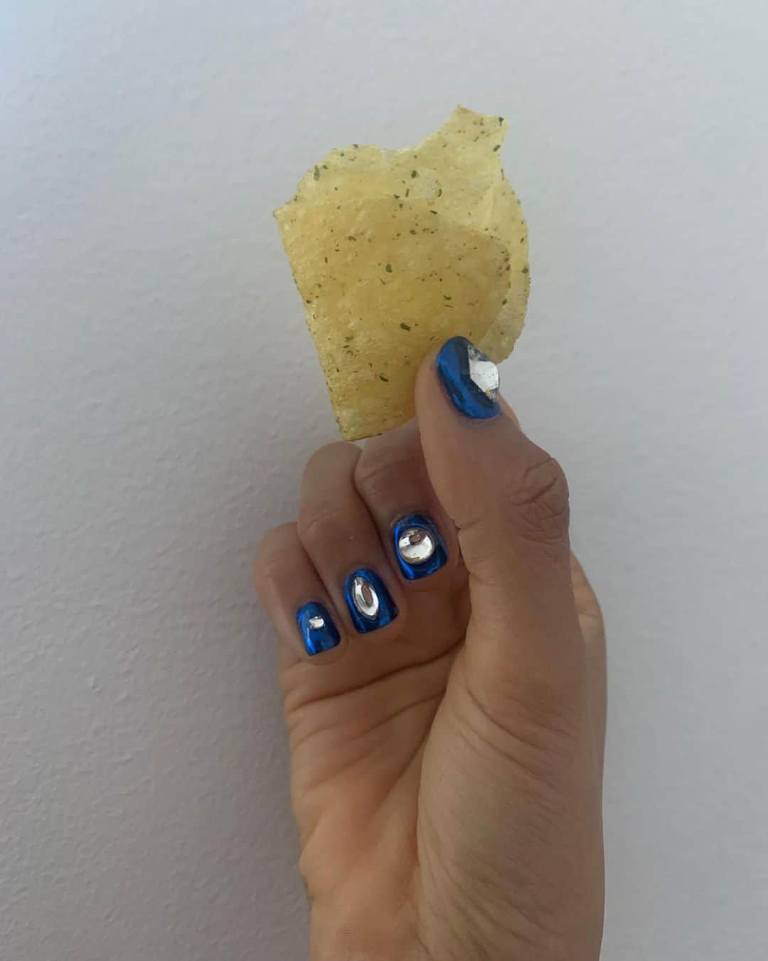 Mei Kawajiriさんのインスタグラム写真 - (Mei KawajiriInstagram)「💙💙💙💙 @chelsea_chiaki 💙💙💙💙 #nailsbymei #bluechrome #のり塩ポテチ　#japanesepotateschips」7月17日 9時49分 - nailsbymei