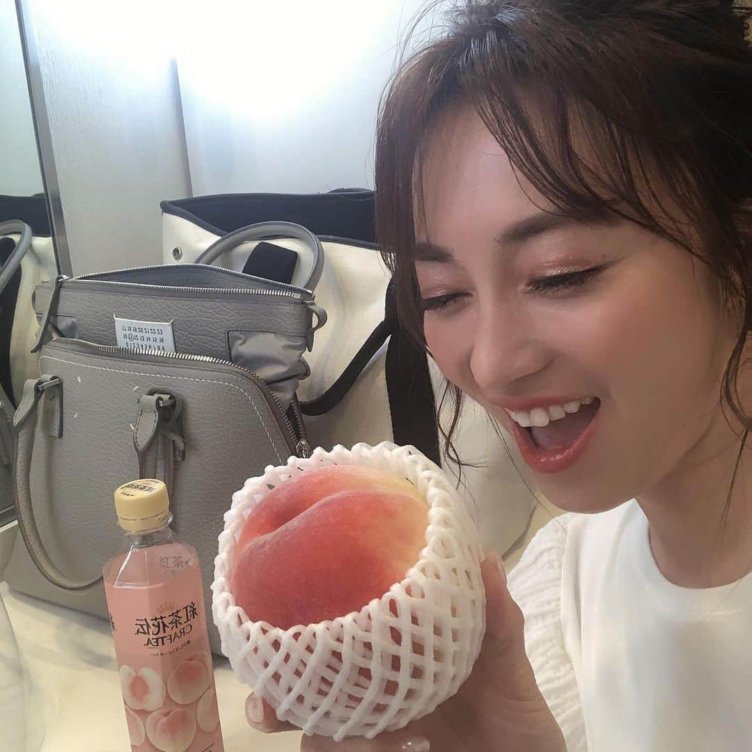 新山千春さんのインスタグラム写真 - (新山千春Instagram)「みれさん🌹 🍑🤍🍑🤍🍑🤍🍑🤍 ありがとうございます😍  TV朝日さんの番組📺 #ものコンシェルジュ　でも ずっとお世話になってる #愛華みれ　さん🌹から 大好物を いただきました(*´╰╯`๓)♬  ものコンの現場は 学ばさせていただくことが ほんとに たっくさんある🤍  昨日の現場で 改めて感じたんだけど... それだけ素敵な人達に 囲まれて仕事が出来てる環境に 感謝しないとだね😍  #麻由美さんに... スタッフさん達皆さんに🤍... #マネージャー　の哲さん達にも #感謝　(*˘︶˘*).｡.:*♡  #ありがとうございます　❤️  #ちゃんと細かいところに 気付ける人になりたい！  #そしたらもっとたくさんの 感謝が増えてくね (*˘︶˘*).｡.:*♡  #🍑 #peach  #ピーチティーにもハマってて 箱買いした  #新山千春  衣装は#ZARA」7月17日 9時51分 - chiharuuu_0114