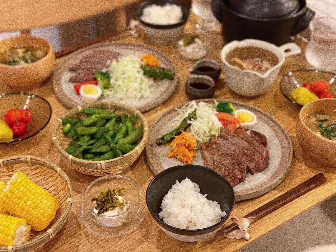 瀬戸サオリさんのインスタグラム写真 - (瀬戸サオリInstagram)「ステーキ🥩の日🍴 パパッとご飯😅 . 味噌汁は具沢山で 長ネギ・ナス・玉ねぎ・えのき♡ . ご飯はいつもの土鍋🍚 フルーツはメロンとさくらんぼ🍒 美味しすぎました💕 ＿＿＿＿＿＿＿＿＿＿＿＿＿＿＿ #おうちごはん #有機野菜 #無農薬野菜  #オーガニック #saori_cooking」7月17日 9時55分 - seto_saori