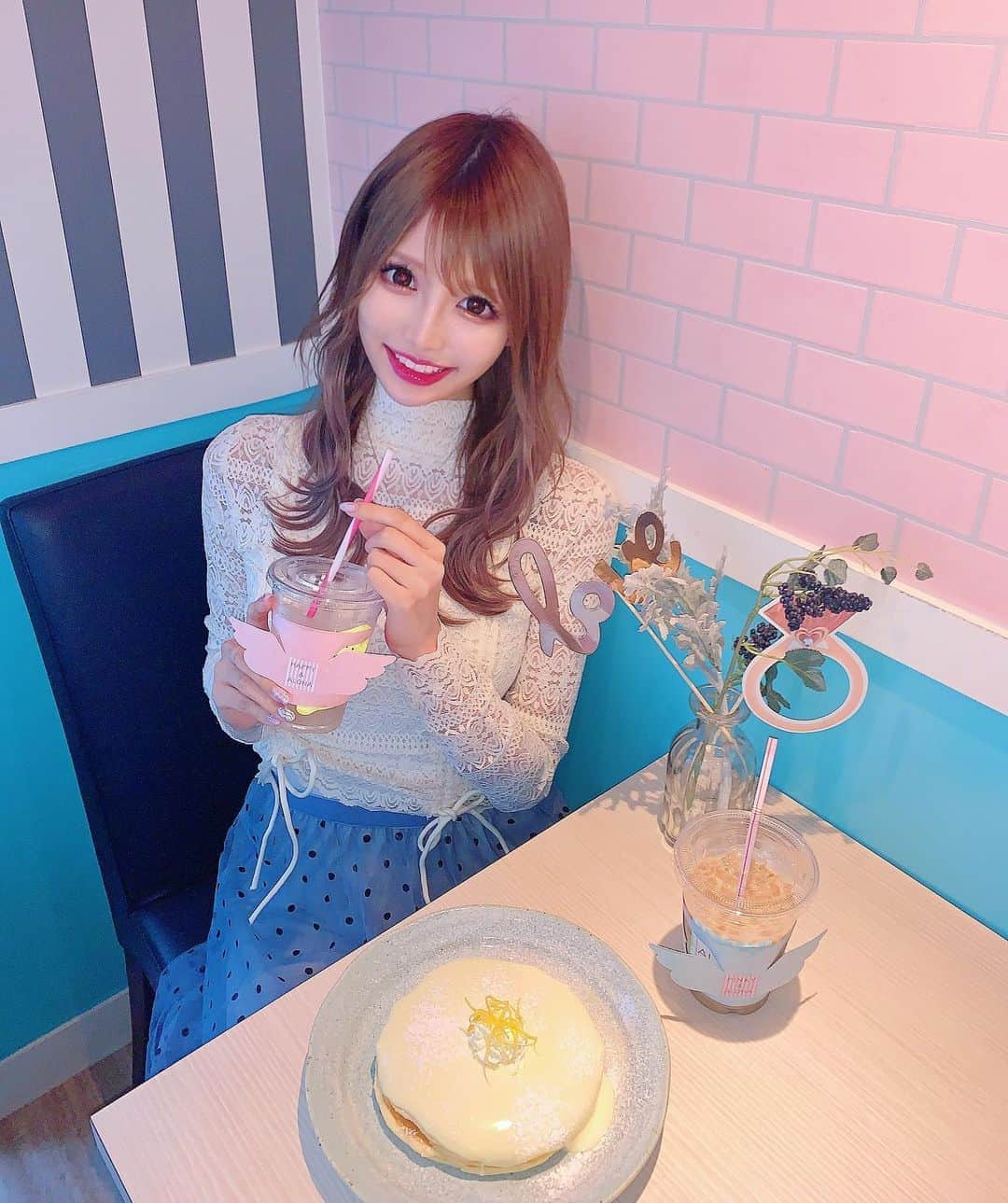 桜咲乃愛さんのインスタグラム写真 - (桜咲乃愛Instagram)「雨の日だったからか謎に暗な日(笑)  楽しかった〜🥰💓💓💓✨ 久々mokesHawaii🥥🥞🍽💓  #モケスハワイ中目黒 #モケスハワイ #mokeshawaii #中目黒#中目黒カフェ #カフェ巡り #パンケーキ#かわいいカフェ#東京カフェ#sucredouceur#セレクトショップ」7月17日 9時57分 - noasama1101
