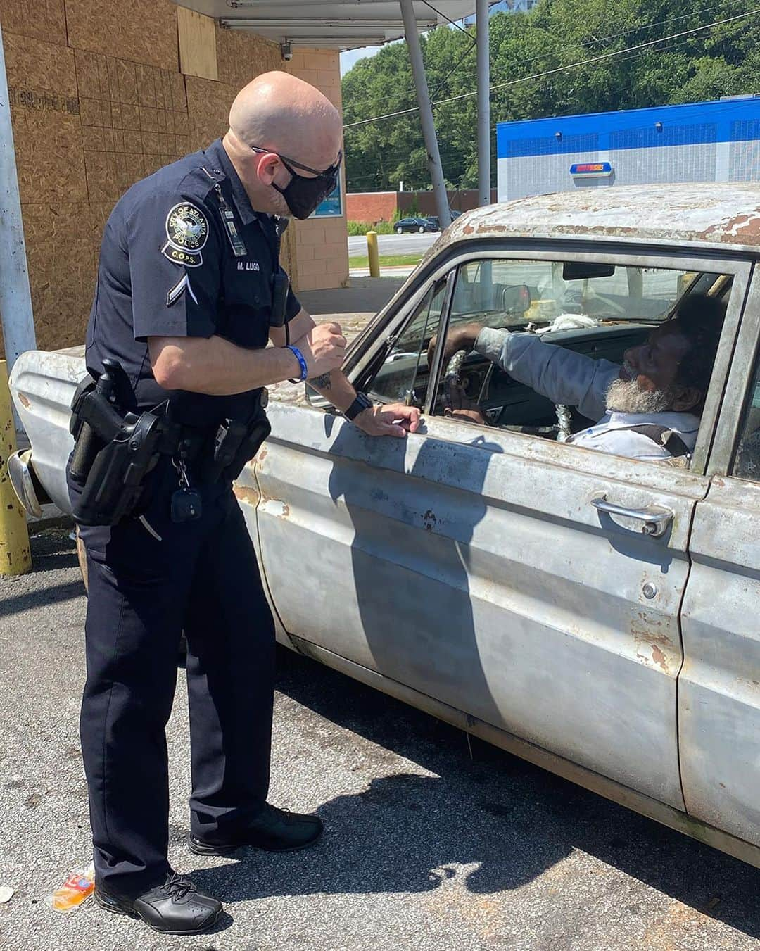 People Magazineさんのインスタグラム写真 - (People MagazineInstagram)「Tyler Perry is continuing to give back to his Atlanta community. ❤️ The media mogul gifted 1,000 Kroger gift cards to those living in Atlanta, Georgia, with help from police officers at the Atlanta Police Department who went door to door in neighborhoods to hand them out. 🙌 "This is about the community that I love, that I live in and work in," Perry said. "This is about good people who are in need of a hand up not a hand out." 👏 Tap the link in our bio for the full story. 📷: Shayan Asgharnia」7月17日 10時05分 - people